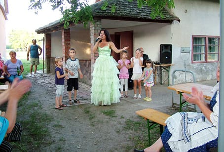 Az öreg kultúrház előtt.