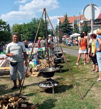 Bográcsutcákban.