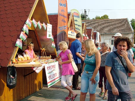 A Magyar Áruk Utcájában.