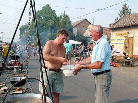 Jó kis szalonna töpörtyű kínálása.