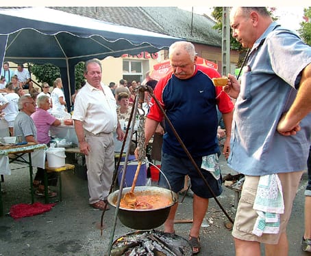 Kostolás.
