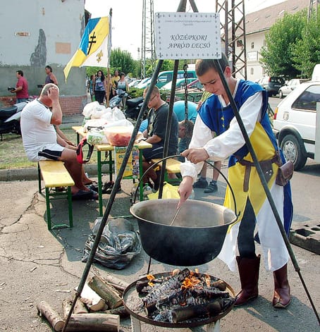 Középkori apród lecsó készül.