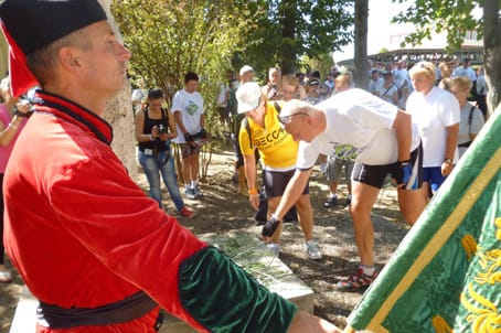 Virágok elhelyezése Esze Tamás emlékművénél.