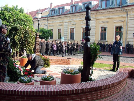 A Jobbik helyi szervezete koszorúz.