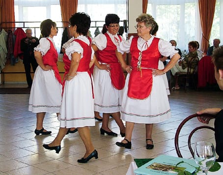 A Kunszentmártoni Nőklub tánccsoportja.