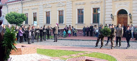 A fegyveres testületek rendvédelmi szervek koszorúznak.