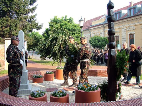 Az önkormányzat koszorúz.