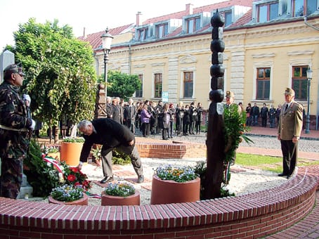 Bajtársi Klub koszorúz.