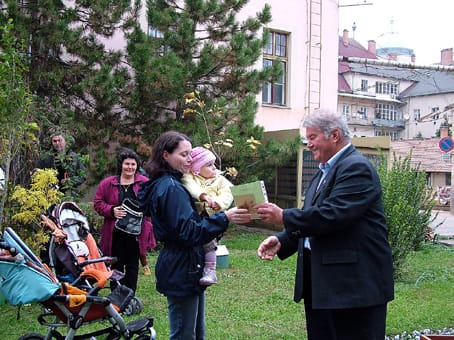 Emléklap átadása.
