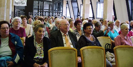 Egykori postai dolgozók a kiállításon.
