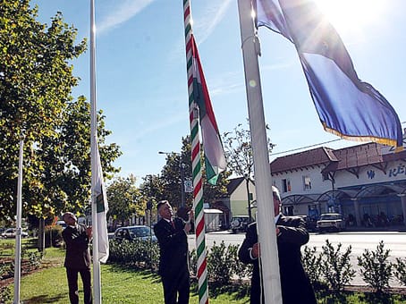 Zászlófelvonás.