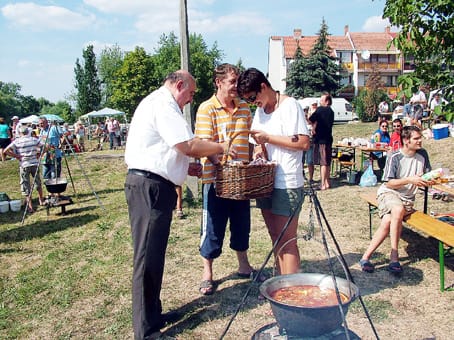 Augusztus 18. Szárnyas Napok amikor kakas fő a bográcsban