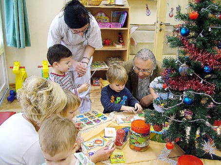 Horváth István is figyeli a gyerekek játékát