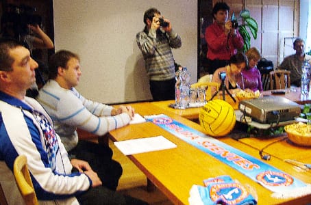 A szurkolói sál és a labda.