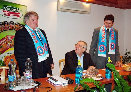 A szurkolói sálakkal.