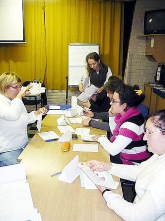 Hogyan alkalmazkodhatnának leginkább a hallássérültek a munkavégzés feltételeihez.