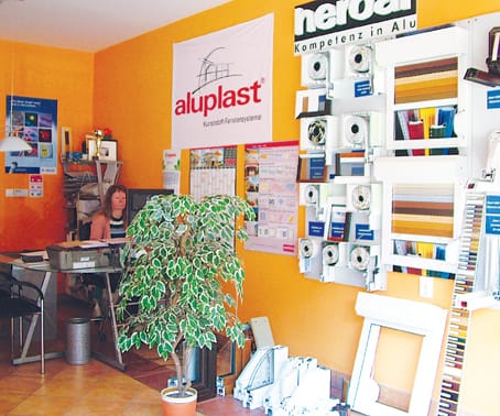 A Horváth Mihály utca 4. alatti bemutatóteremben.