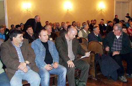 Kalamusz Endre, első sor balról harmadik, a szerbiai közgyűlésen.
