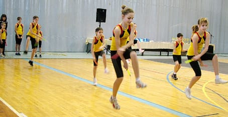 Nagyon ügyesen egyszerre mozogva bonyolult gyakorlatsorokat mutattak be.
