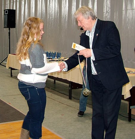 Szűcs Lajos alpolgármester az Oyama Dojo karatékáit jutalmazza.