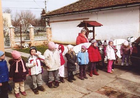 A Méhecske csoport Váczi Imre udvarában.