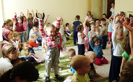 Kezek a magasban és játék.