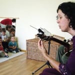 Kárász Eszter színművésznő a Bölcsődében a Kiséri Napok keretében 2012-ben. Illusztráció.