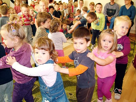 Tovább megy a gőzős egyre több utassal.