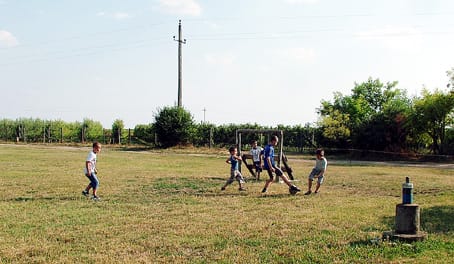 A gyerekek most is szívesen fociztak a gyepen.