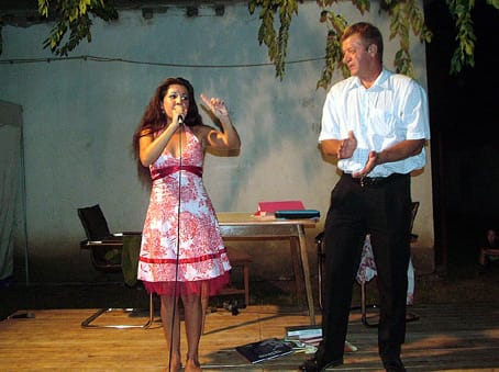 Anita első alkalmi táncpartnerrel.