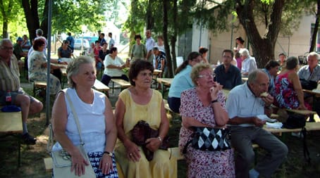 Balról a második Barakonyi Péterné.