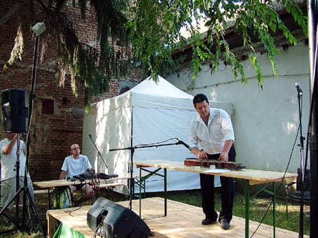 Sándor Mátyás citerázik.