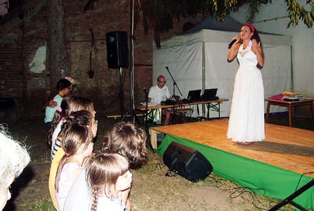 Ágoston Anita még szólóban operettrészleteket énekel.