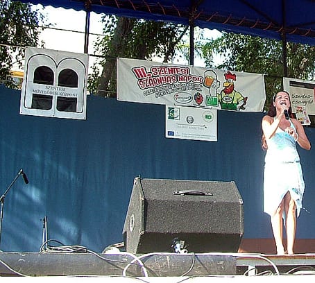 Anita a  színpadon.