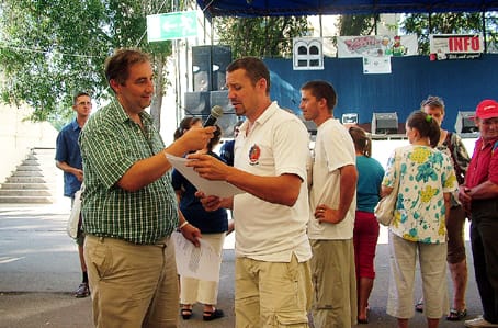 Bertók Róbert főszervező a Sör kalandtúra szabályait ismerteti.
