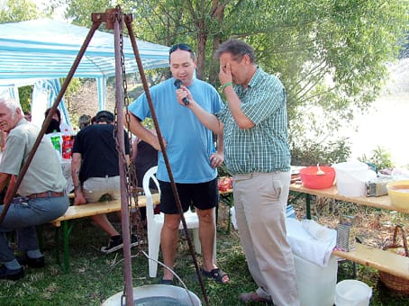 Csak a füst tehet mindenről. A Kakasölők és Bocskay István műsorvezető. 
