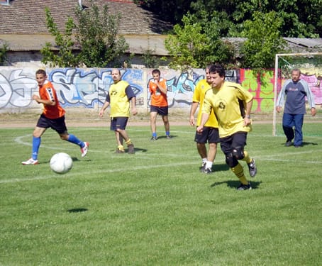 Cél az ellenfél kapuja.