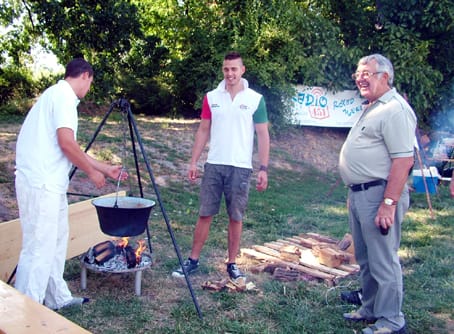 Magyar József vezérigazgató a Zsűri elnöke a lecsós kakas készítőivel ismerkedik.