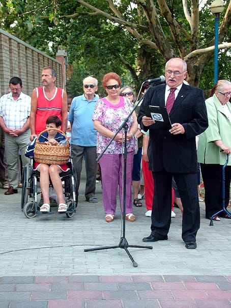 Paulovics Tamás a Kormoránt idézi.