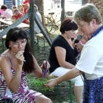 A vetélkedő nyertese, Gőgös Eleonóra is már csak mentaként ismeri a fodormentát, mely értékes gyógy- és fuszernövényünk. (Fotó Király József).