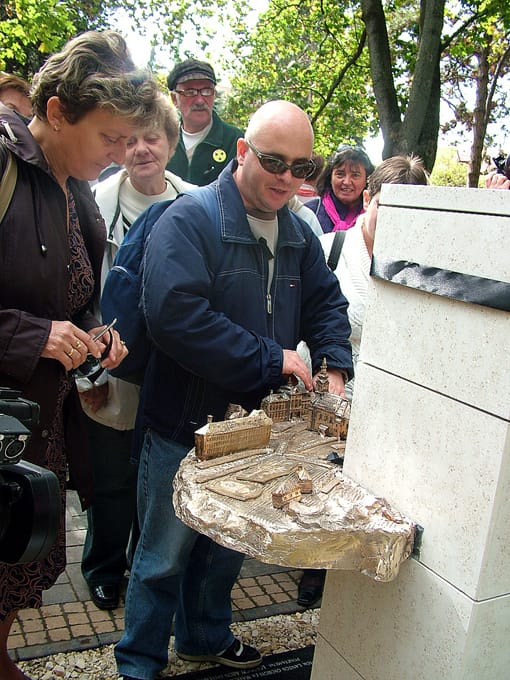 Vakok és gyengénlátók ismerkednek Csongrád jeles épületeivel.