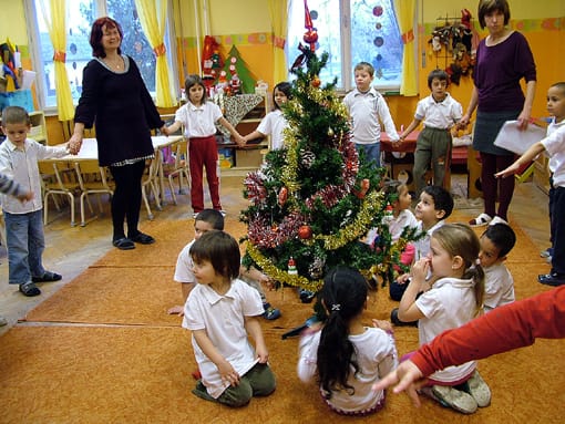 A feldíszített karácsonyfát először ülték körbe.