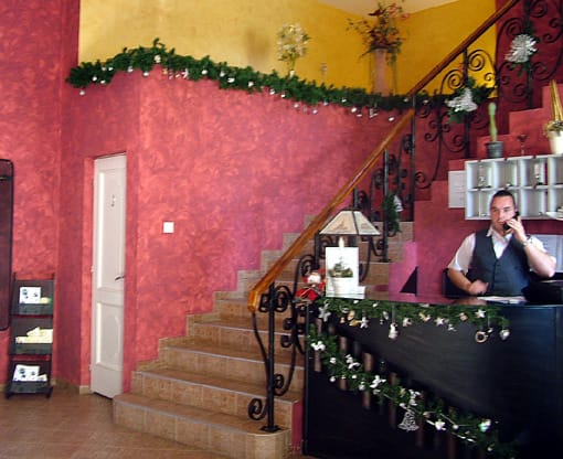 A szálloda portája.