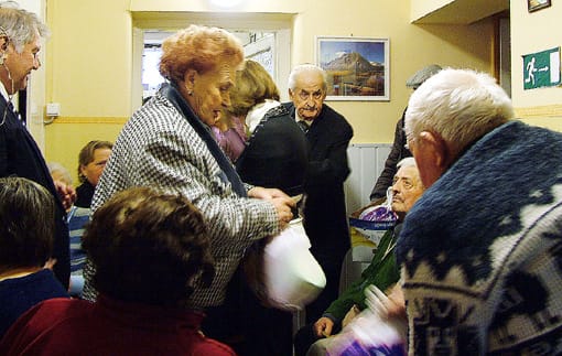 Az ajándékcsomagokat a klub gondozottjai kapták.