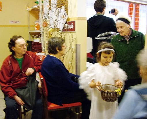 Az angyalkák szaloncukorral kínálják a megjelenteket.