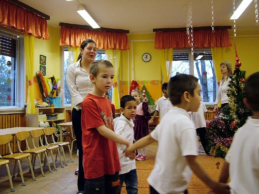 Az óvodában két csoportban nevelik az óvónők a gyerekeket.