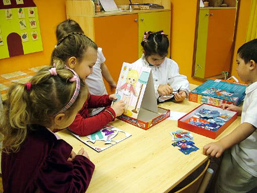 Kirakós, öltöztetős, számolást segítő, stb. kedvüket lelik bennük.