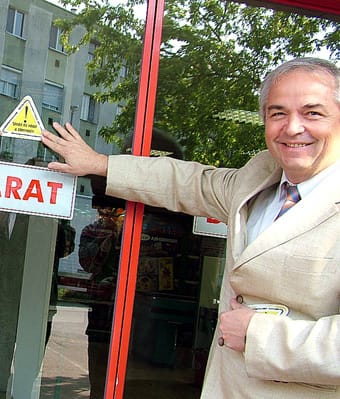 Mészáros Zoltán és az embléma.