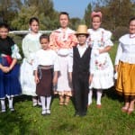 Egri táncosok a Kurca partján.
