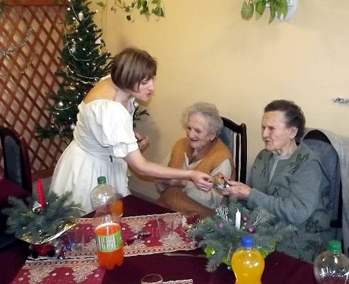 A klub dolgozói megajándékozták az időseket.